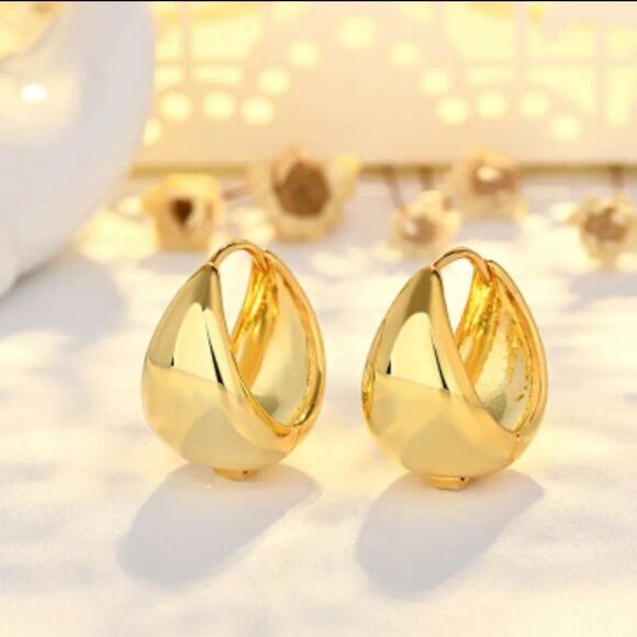 "Jane" Huggie Hoop Minimalist Gold Teardrop Earrings - Picture 1 of 3